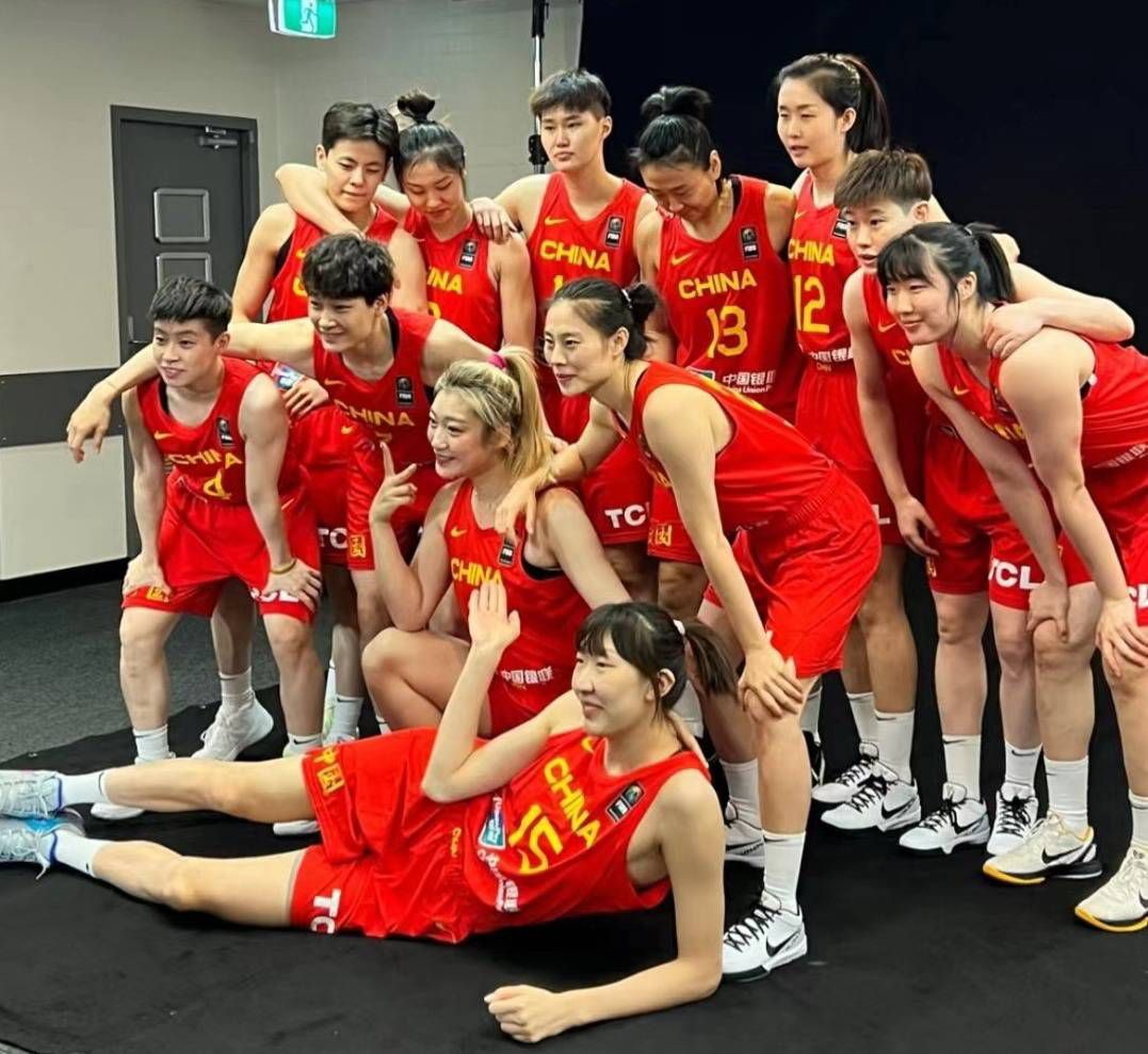 第60分钟，利物浦反击，索博斯洛伊传中，萨拉赫头球做给努涅斯，后者抢点射门偏出底线。
